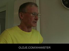 rábeszélte, hogy az anális szex a fiatal szobalány lány